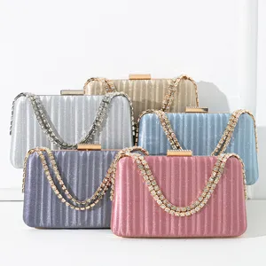 Set aus fünf glitzernden Abendtaschen mit Strasssteinen in verschiedenen Farben und Kette