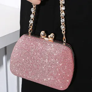 Elegante funkelnde rosa Glitzer-Abendtasche mit Herzverschluss und Strasssteinkette