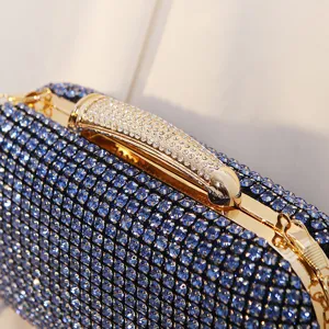 Luxuriöse blaue Abendtasche mit Strasssteinen und kristallbesetztem Goldgriff