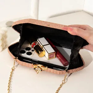 Elegante strukturierte rosa PU-Abendclutch mit Goldkette, zeigt das Fassungsvermögen