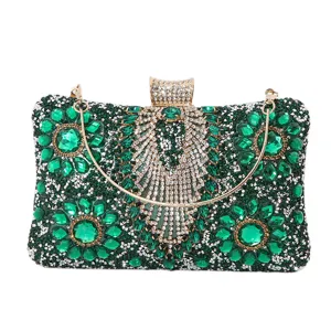 Elegante smaragdgrüne Abendtasche mit funkelnden Strasssteinen für tolle Hochzeiten