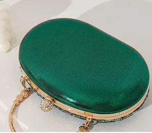 Nahaufnahme einer luxuriösen grünen Glitzer-Abendtasche mit einem Strass-Kugelverschluss