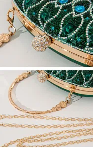 Detailaufnahme einer grünen Abendtasche mit Strasssteinen, Kristallverschluss und Goldkette.