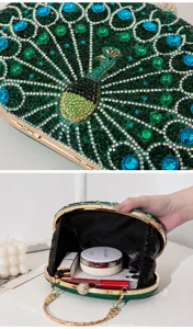 Detail einer Pfauen-Strass-Abendtasche mit Textur und Innenkapazität für Kosmetika