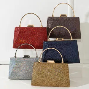 Elegante Abendtaschen-Kollektion mit Glitzerstruktur und goldenen Metallgriffen
