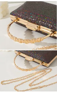 Detailansicht einer eleganten, glitzernden Abendtasche mit goldenem Griff und Kette.