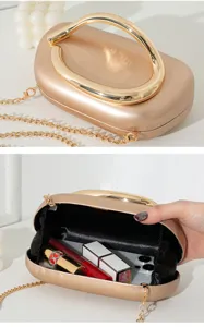 Detailansicht der champagnergoldenen Abendtasche mit Metallgriff und Innenkapazität