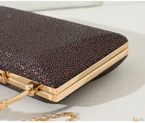 Detailansicht der glitzernden PU-Struktur dieser eleganten Abend-Clutch für Damen