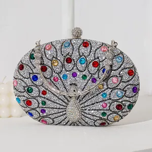Elegante luxuriöse Pfau Abendtasche mit bunten Strasssteinen für den Vintage-Party-Look.