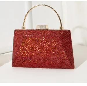 Elegante rote Abendtasche mit goldener Halterung und glitzernder Craquelé-Oberfläche
