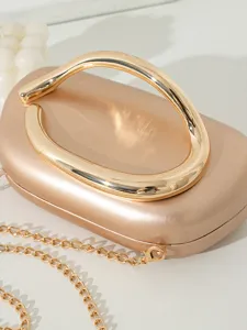 Elegante champagnergoldene Abendtasche mit einem runden Metallgriff und Goldkette