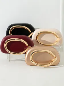 Elegante Abendtaschen mit goldenen Metallgriffen in vier klassischen Farben