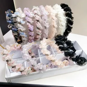 Λεπτομερής όψη υφασμάτινων στεφανιών με στρας και αντιολισθητικά δόντια για τα μαλλιά.