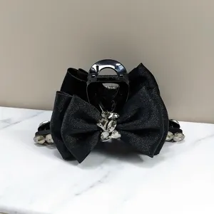 Detailopname van een elegante zwarte haarklem versierd met fonkelende K9-kristallen