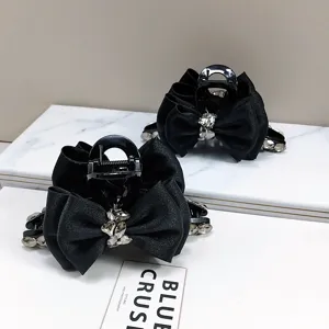Elegante zwarte satijnen strik haarklemmen met sprankelende K9-kristallen detailweergave
