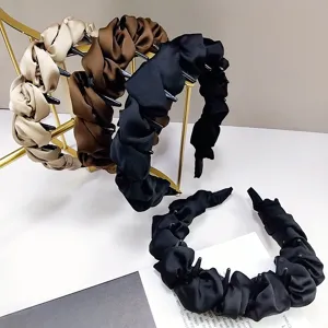 Détail de serre-têtes en satin plissé noir marron et beige avec dents antidérapantes