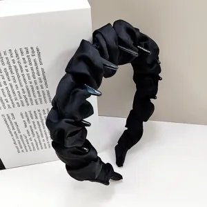 Vue détaillée de profil d'un serre-tête plissé en satin noir avec dents antidérapantes