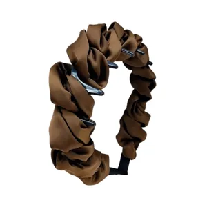 Vue détaillée d'un serre-tête en satin plissé marron avec dents antidérapantes