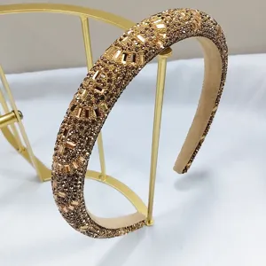 Nahaufnahme eines luxuriösen goldenen Kristallstirnbands mit funkelnden Strasssteinen