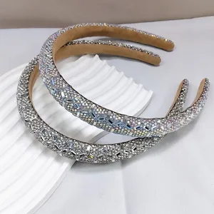 Detalle macro de una diadema de pedrería brillante con adornos de cristal de lujo chic