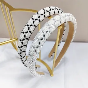 Detailansicht von Perlen- und Strass-Stirnbändern mit luxuriösen geometrischen Mustern