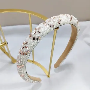 Detalle de primer plano de diadema de lujo con perlas blancas y cristales de oro rosa