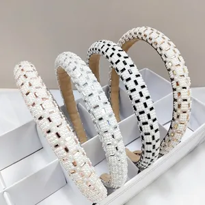Detailopname van gevoerde haarbanden met elegante parels en sprankelende strassteentjes