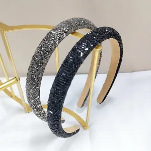 Primer plano de diademas estrechas y brillantes con lentejuelas en negro y plateado