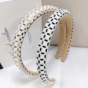 Gedetailleerd overzicht van elegante kralenhoofdbanden met zwarte en gouden strass