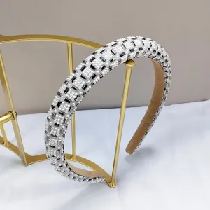 Elegante gewatteerde haarband met zwarte strass steentjes en witte parels op stand