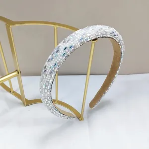 Elegante haarband met witte parels en iriserende strass-steentjes voor dames.