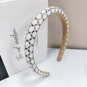 Detailansicht eines luxuriösen gepolsterten Stirnbands mit Perlen und Strass