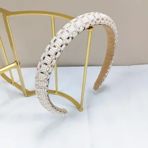 Gedetailleerde weergave van elegante strass hoofdband met witte kralen en roze kristallen