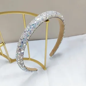Detalle de los diamantes de imitación iridiscentes en una diadema de moda brillante