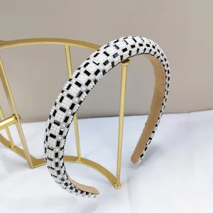 Exquise detail van elegante hoofdband met witte parels en zwarte strassteentjes op standaard
