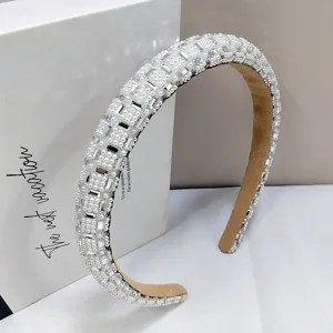Gedetailleerd zicht op de witte parels en kristallen op deze gevoerde elegante haarband