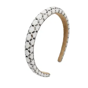 Eleganter hoher Haarreif mit weißen Perlen und geometrischem Silber-Strass-Muster.