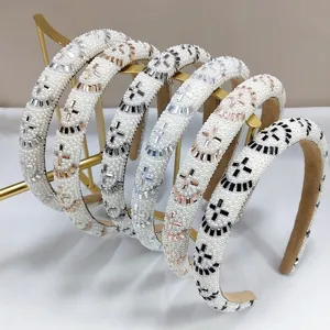 Diademas de moda con perlas blancas y cristales para un estilo de alto volumen
