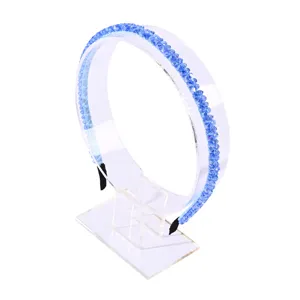Serre-tête élégant à perles de cristal bleu avec fleurs pour femmes sur support.