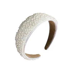 Serre-tête large élégant recouvert de perles blanches pour coiffure de mariée