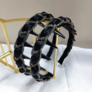 Primer plano de diadema trenzada negra con pedrería plateada y puntas negras audaces.