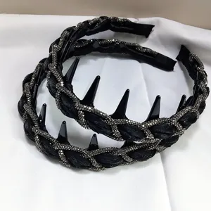 Primer plano de diademas trenzadas negras con puntas punk y diamantes de imitación.