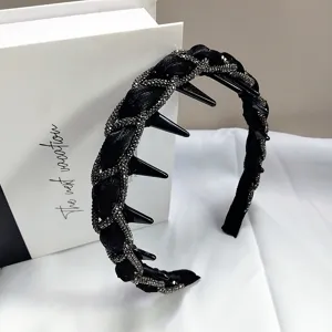 Vista detallada de elegante diadema trenzada negra decorada con brillantes diamantes