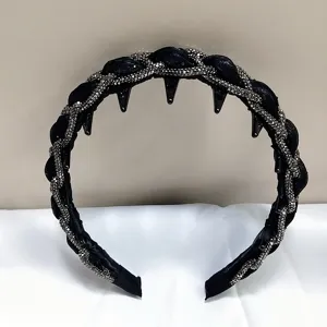 Vista detallada de elegante diadema trenzada negra decorada con brillantes diamantes de imitación