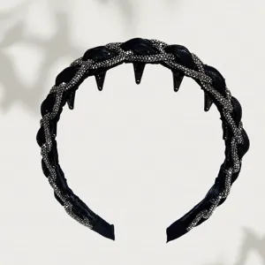 Detalle de diadema trenzada negra con pedrería plateada y dientes antideslizantes