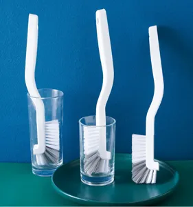 Set mit drei weißen Flaschenbürsten aus Kunststoff mit gebogenem Griff in Gläsern.