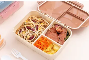 Πλαστικό bento box με χωρίσματα, γεμάτο με φαγητό για πλήρη επίδειξη χωρητικότητας.