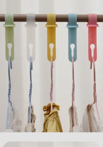 Ganci colorati antivento per grucce su un'asta con funzione antiscivolo.