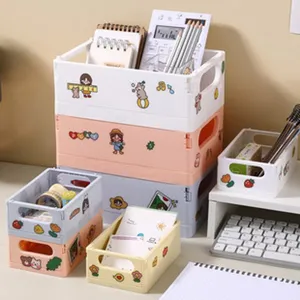 Vista dettagliata di cassette portaoggetti pastello impilabili con simpatici adesivi