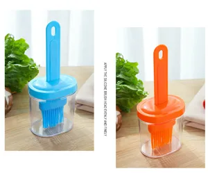 Integrated silicone oil bottle brush with transparent container for precise BBQ and baking.